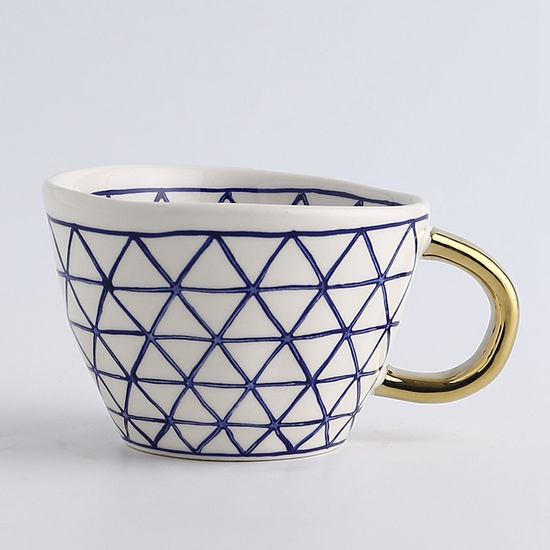Skanto | Cup med abstrakt geometrisk mønster og gullhåndtak