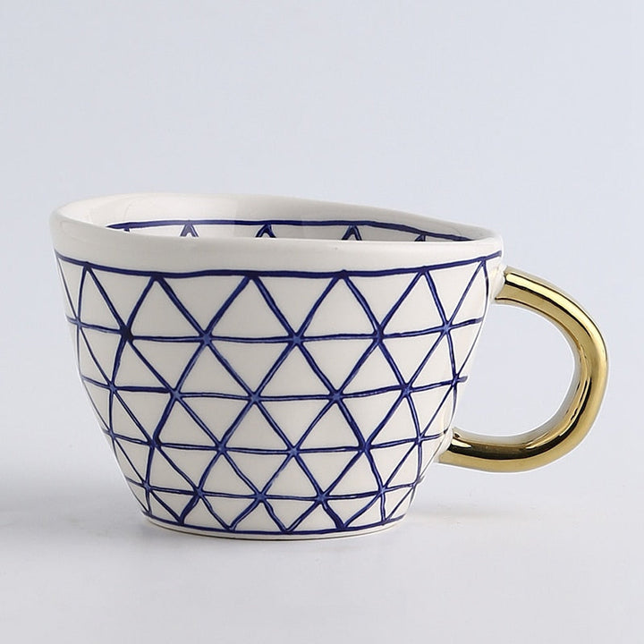 Skanto | Cup med abstrakt geometrisk mønster og gullhåndtak