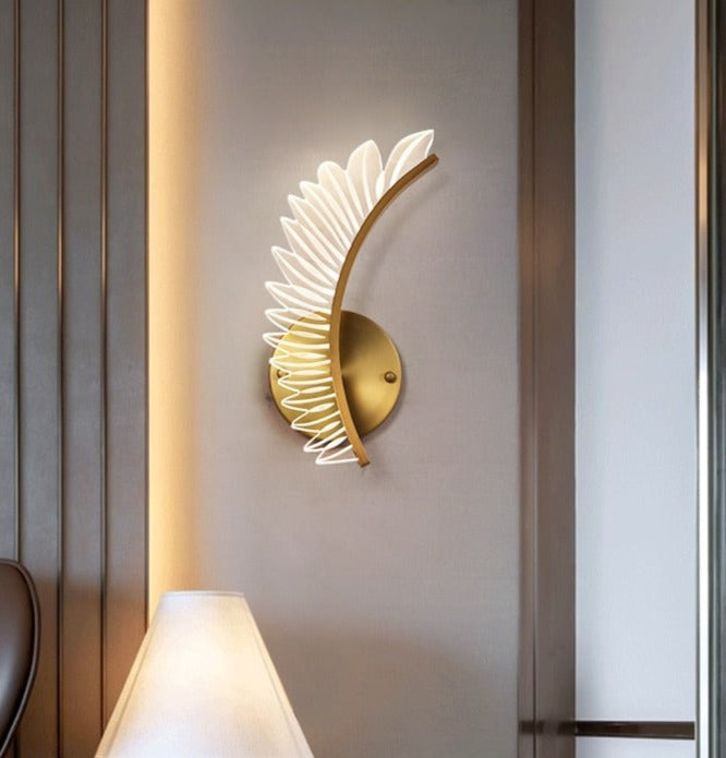 Skanto | Vegglampe med naturinspirert gyllen vinge motiv