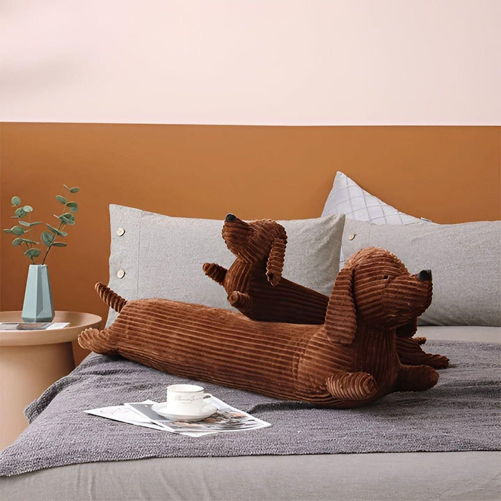 SnuggleHound Pillow – Ergonomisk Dachshund Plysjpute