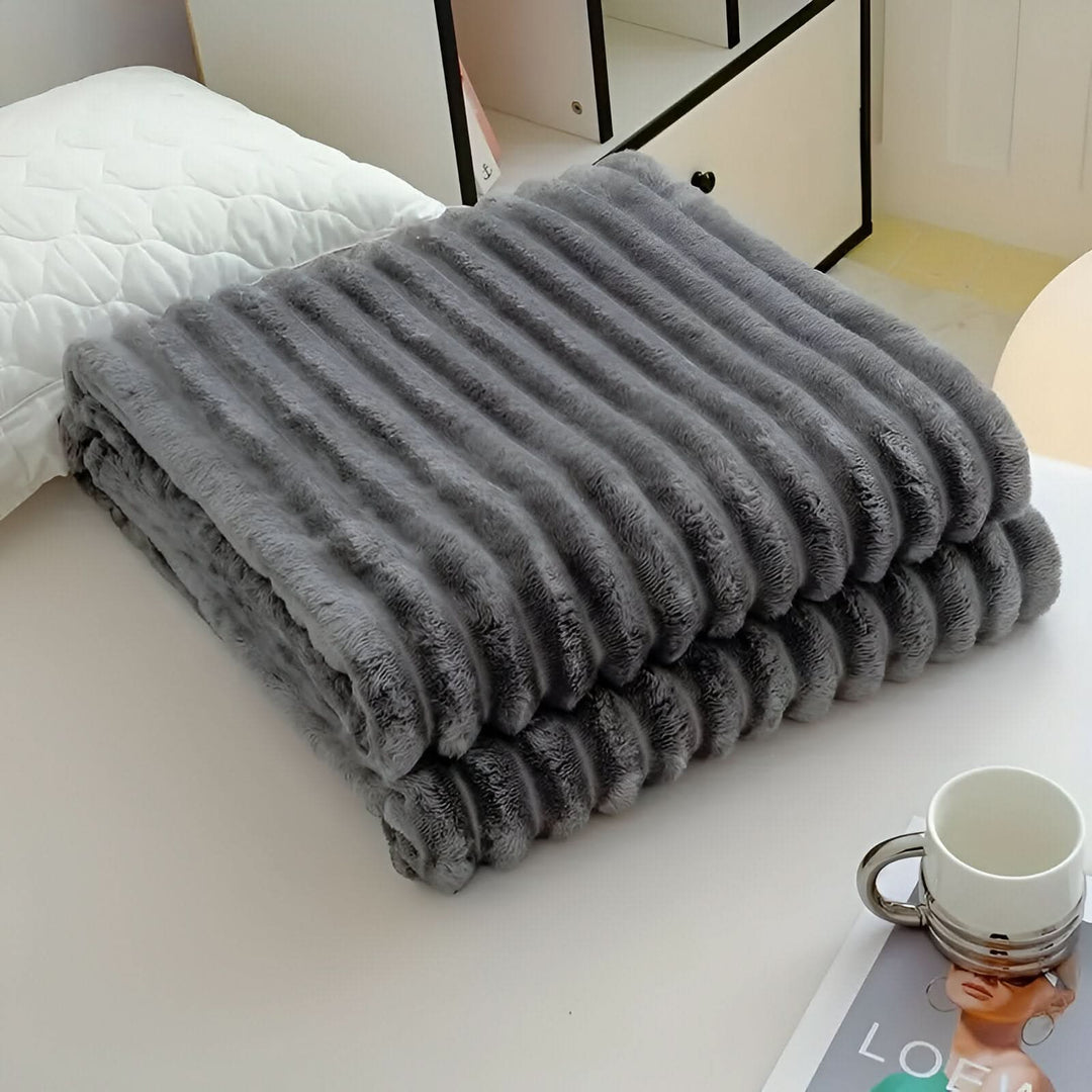 Skanto | STRIPEPLUSH – Myk stripete fleece teppe