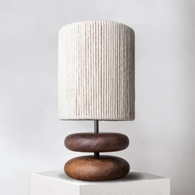 Rustikk bordlampe laget av valnøtttre med lin skjerm – Naturlig belysning for stue | Skanto