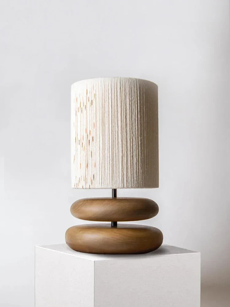 Rustikk bordlampe laget av valnøtttre med lin skjerm – Naturlig belysning for stue | Skanto
