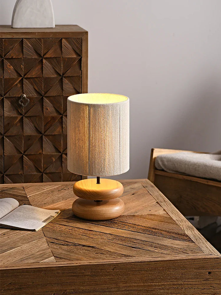 Rustikk bordlampe laget av valnøtttre med lin skjerm – Naturlig belysning for stue | Skanto