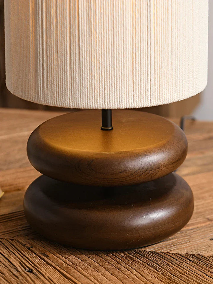 Rustikk bordlampe laget av valnøtttre med lin skjerm – Naturlig belysning for stue | Skanto
