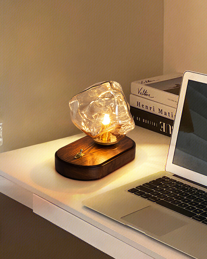 Skanto | RusticLume – Amber Glass og Tre Bordlampe