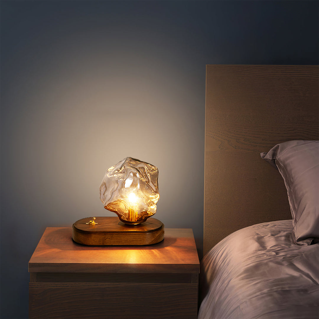 Skanto | RusticLume – Amber Glass og Tre Bordlampe