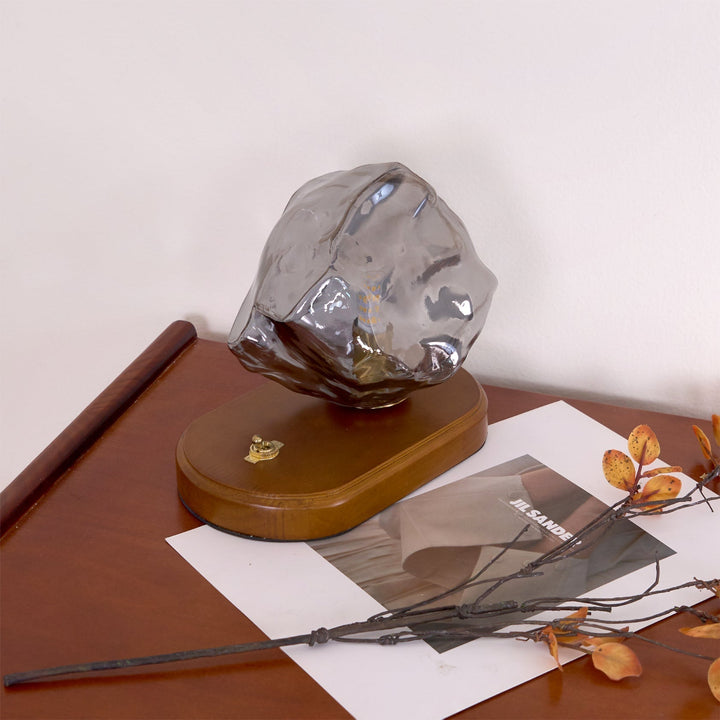 Skanto | RusticLume – Amber Glass og Tre Bordlampe
