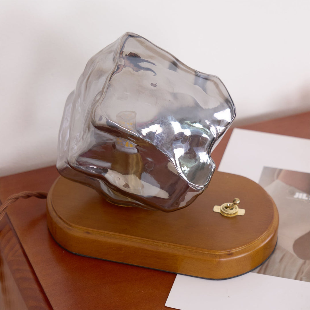 Skanto | RusticLume – Amber Glass og Tre Bordlampe