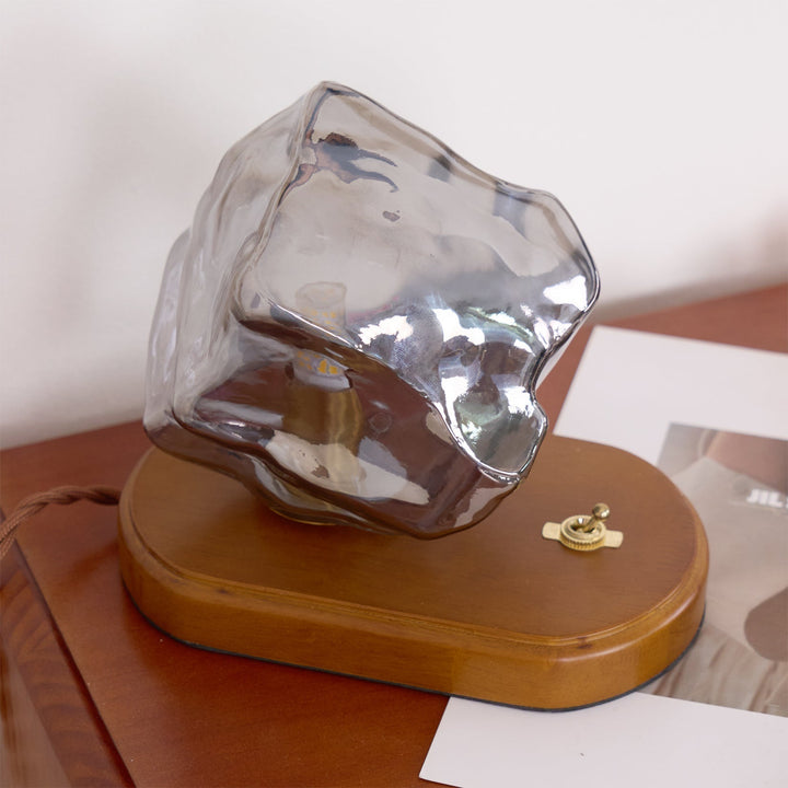 Skanto | RusticLume – Amber Glass og Tre Bordlampe