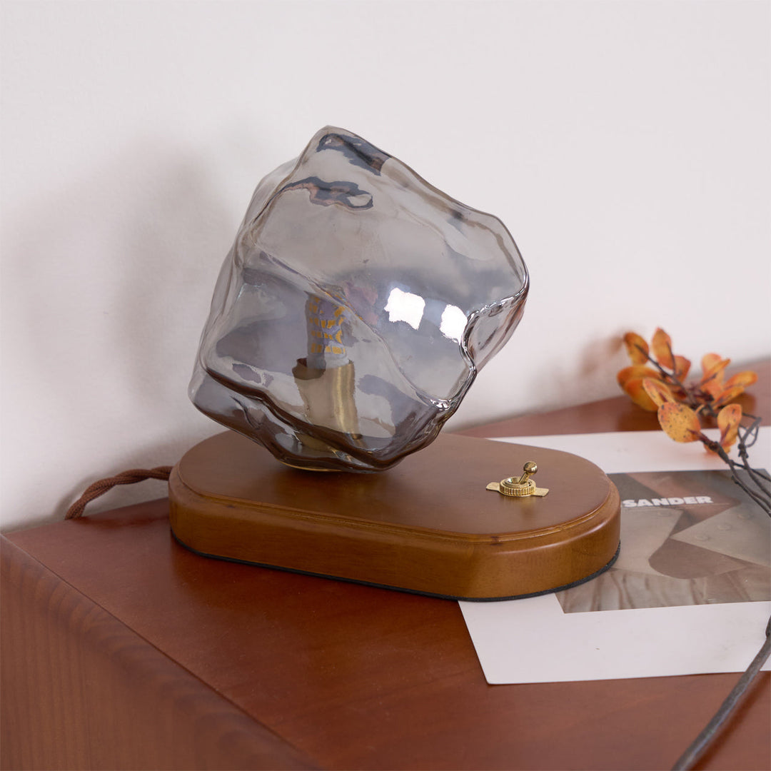 Skanto | RusticLume – Amber Glass og Tre Bordlampe