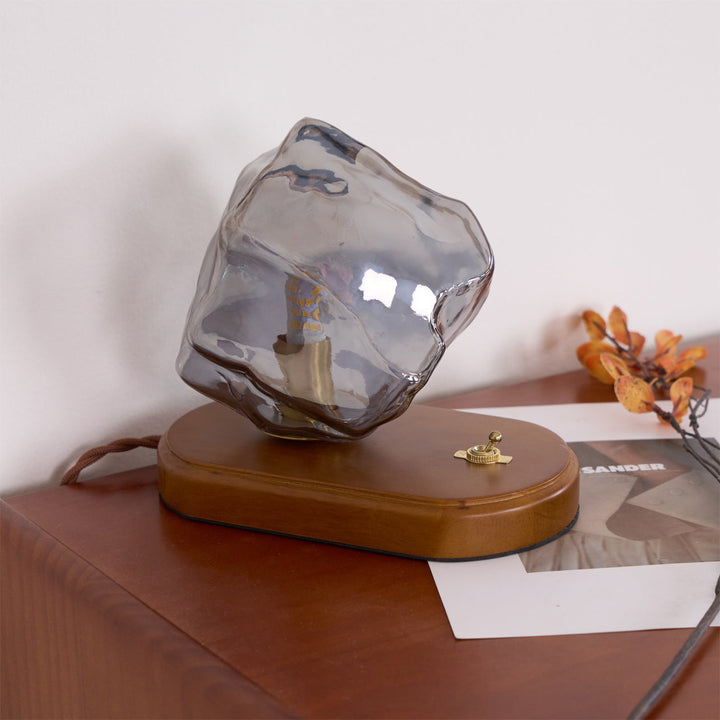 Skanto | RusticLume – Amber Glass og Tre Bordlampe