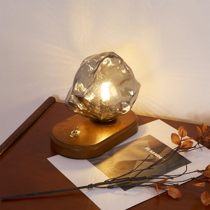 Skanto | RusticLume – Amber Glass og Tre Bordlampe