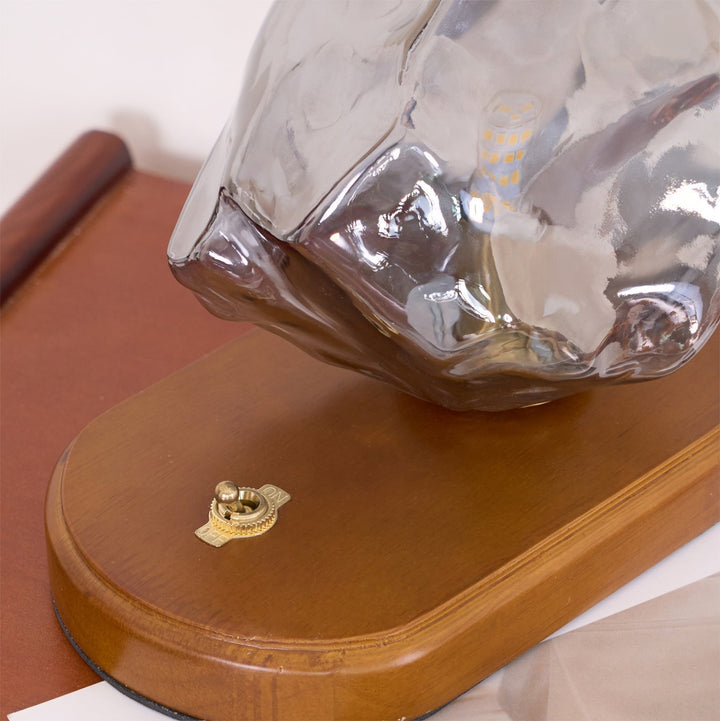 Skanto | RusticLume – Amber Glass og Tre Bordlampe