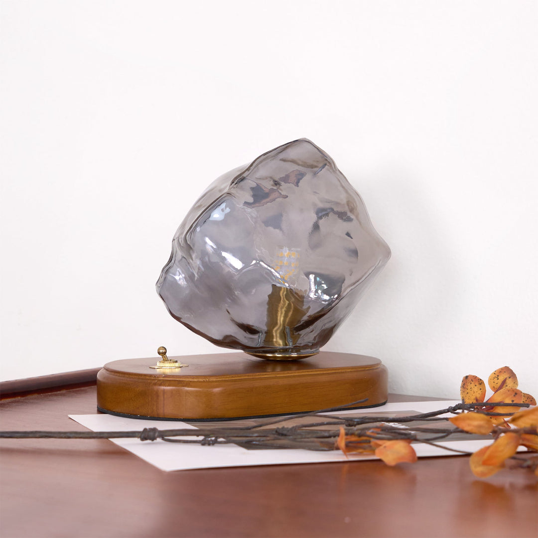Skanto | RusticLume – Amber Glass og Tre Bordlampe