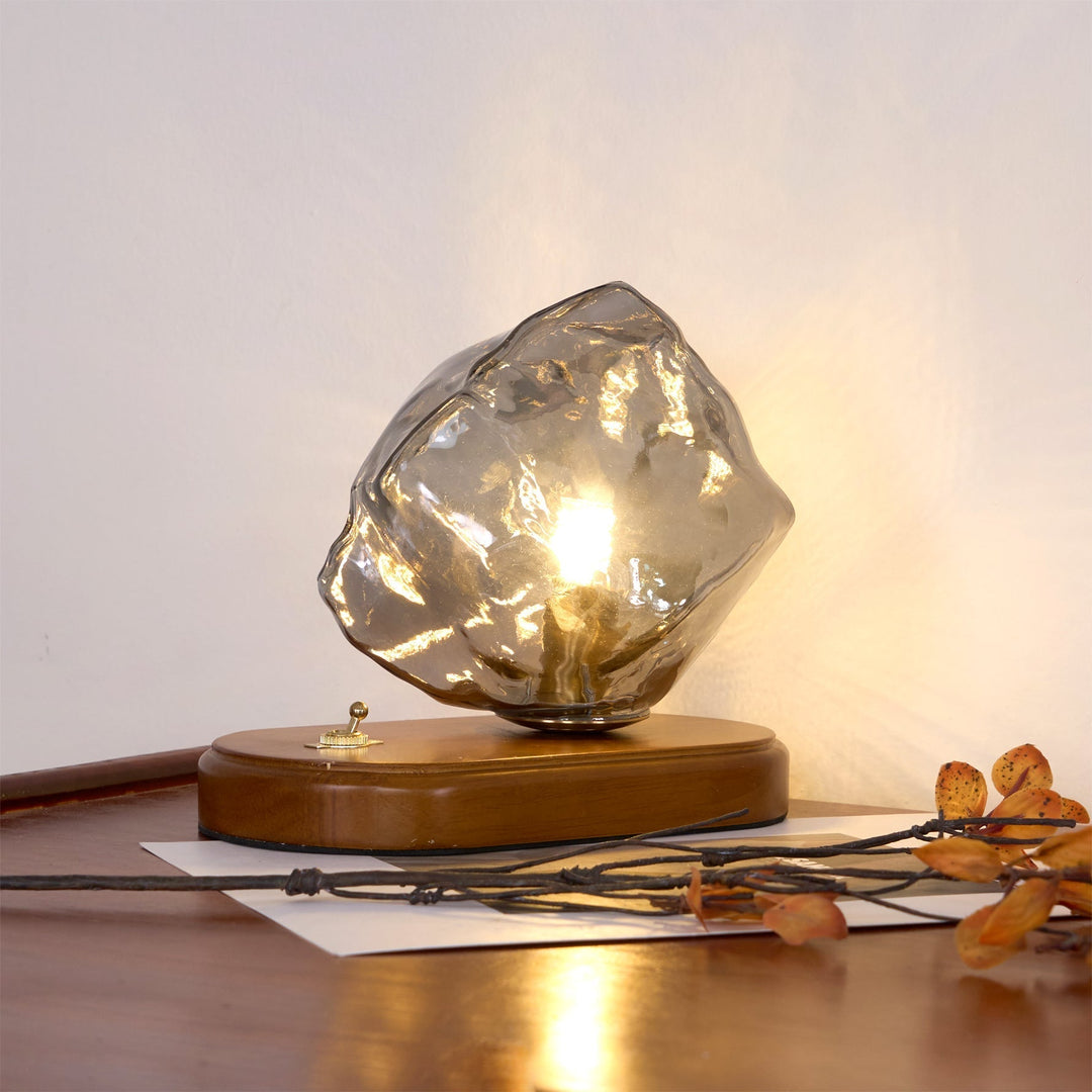 Skanto | RusticLume – Amber Glass og Tre Bordlampe