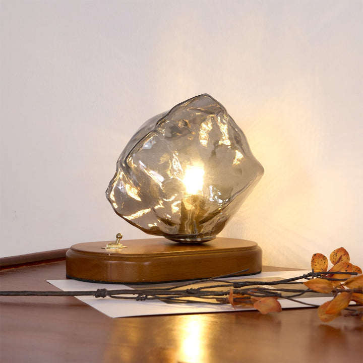 Skanto | RusticLume – Amber Glass og Tre Bordlampe