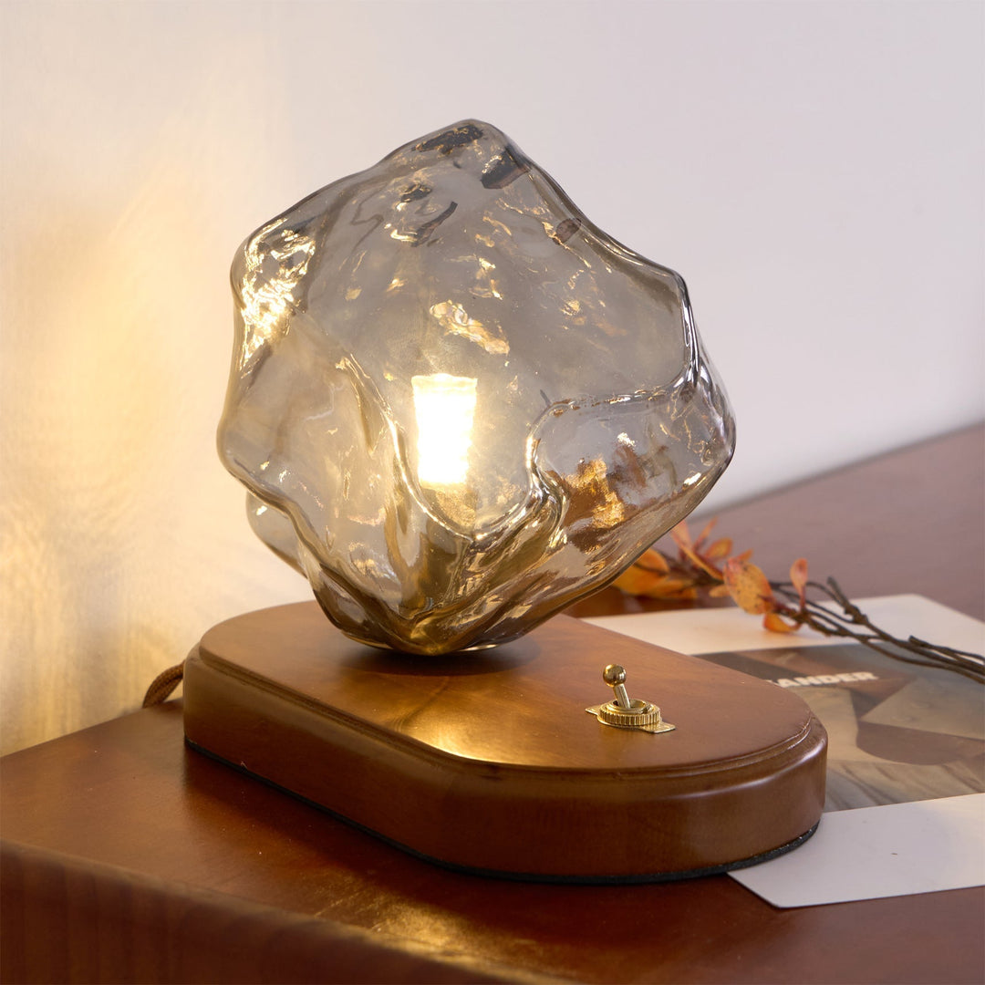 Skanto | RusticLume – Amber Glass og Tre Bordlampe