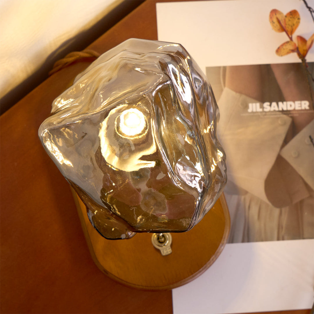 Skanto | RusticLume – Amber Glass og Tre Bordlampe