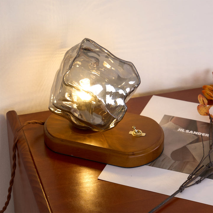 Skanto | RusticLume – Amber Glass og Tre Bordlampe