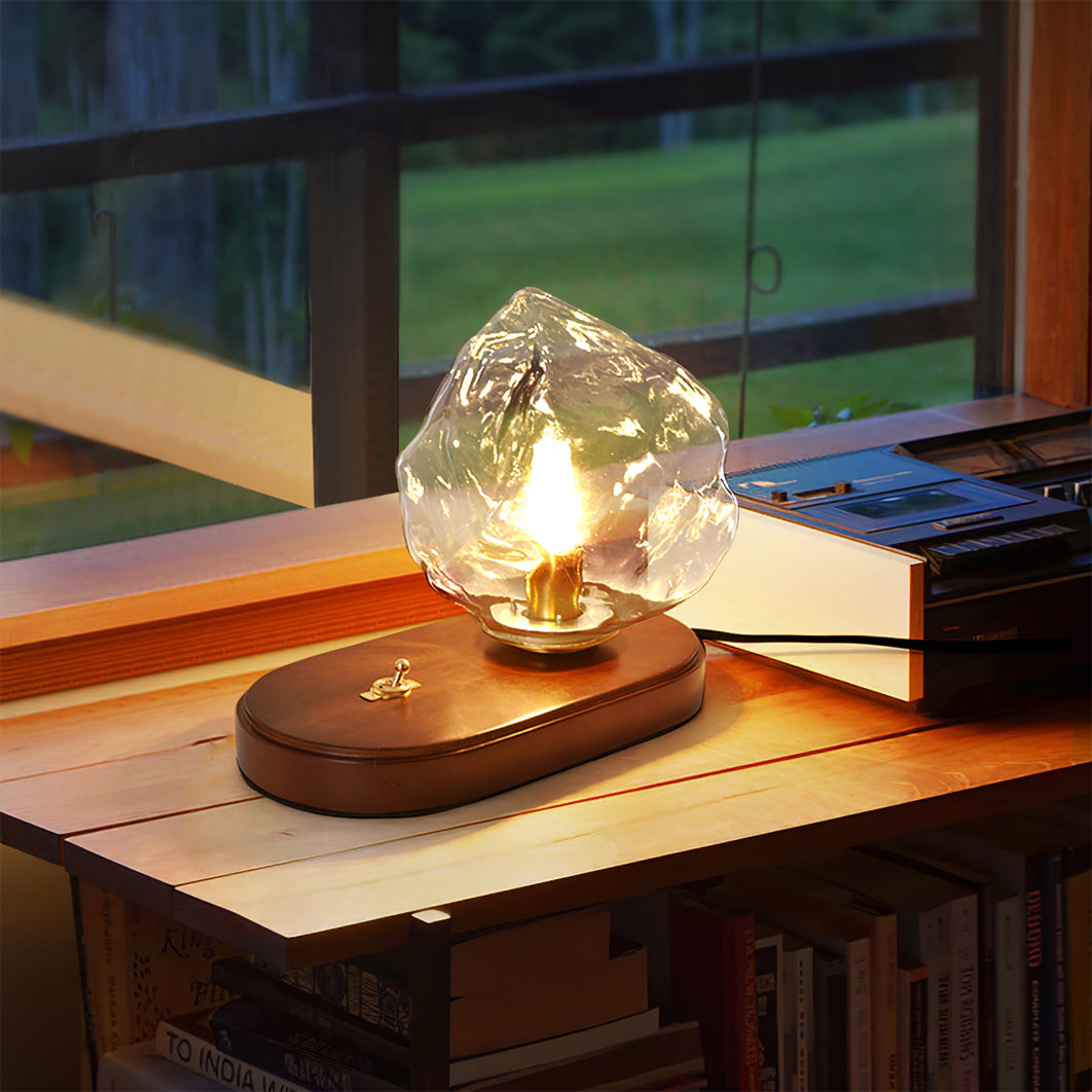 Skanto | RusticLume – Amber Glass og Tre Bordlampe