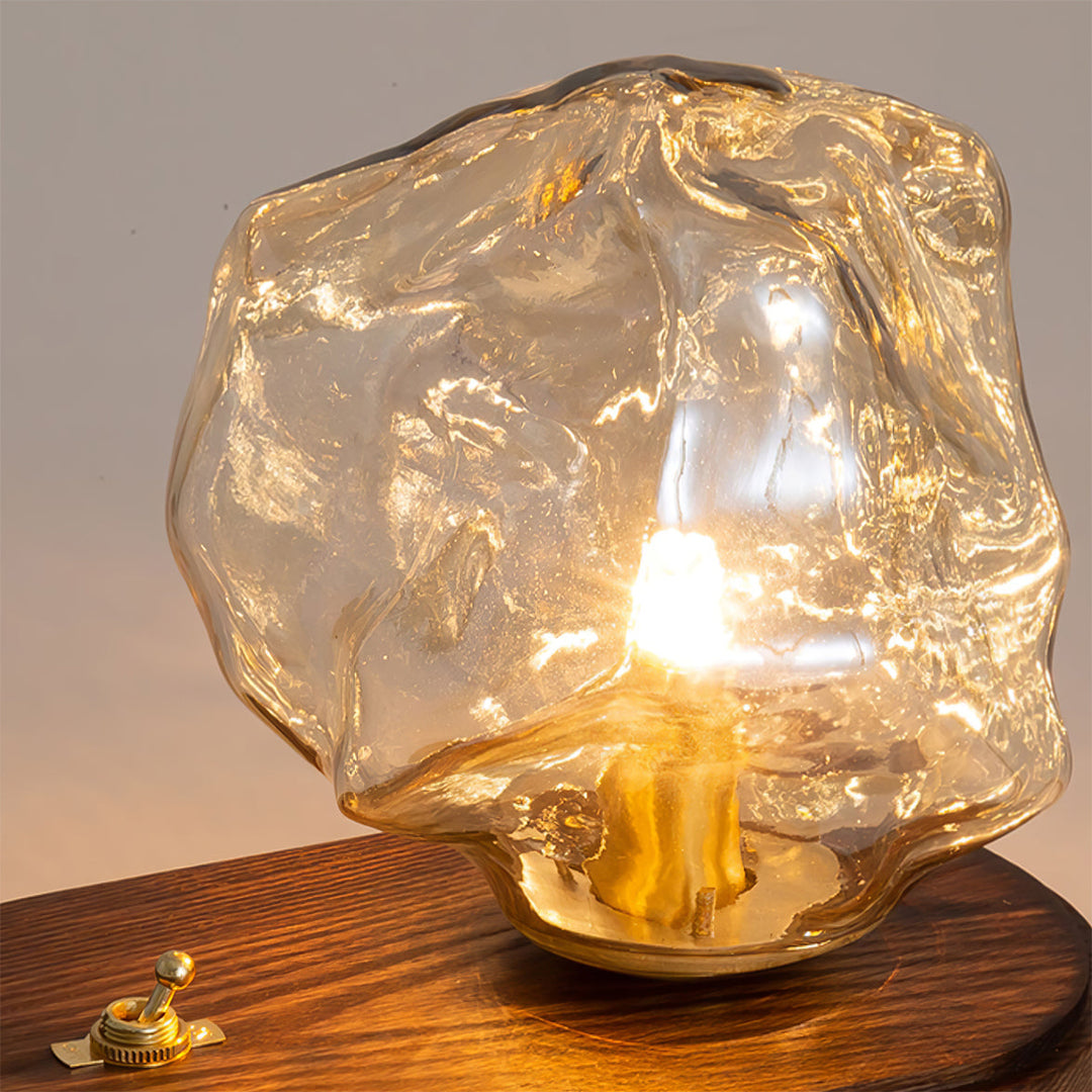 Skanto | RusticLume – Amber Glass og Tre Bordlampe