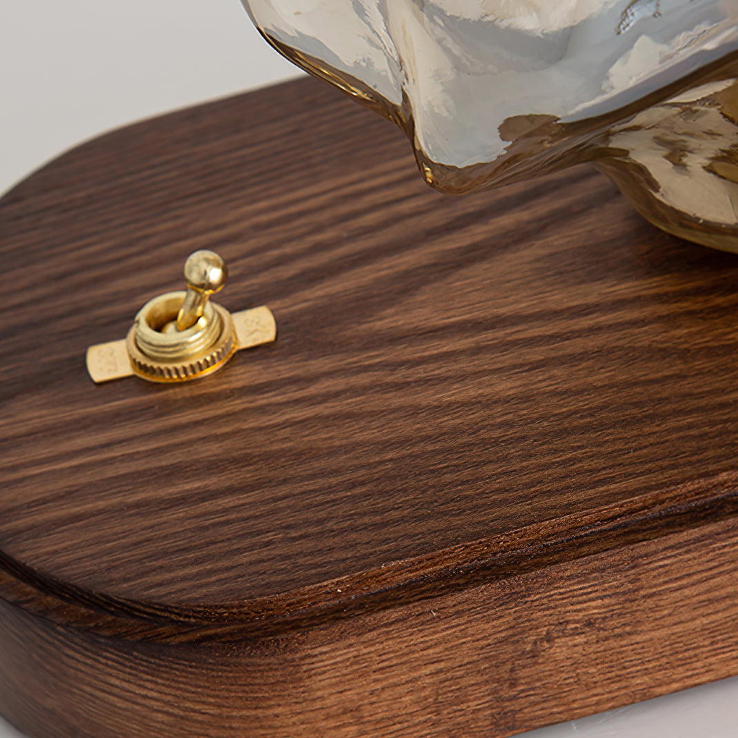 Skanto | RusticLume – Amber Glass og Tre Bordlampe