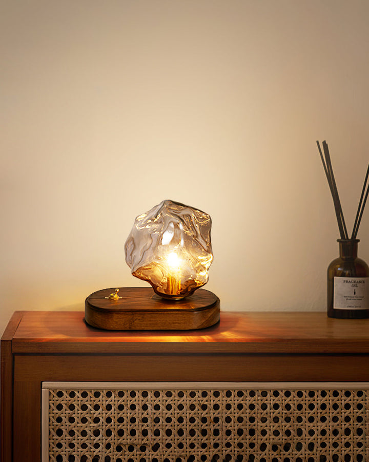 Skanto | RusticLume – Amber Glass og Tre Bordlampe