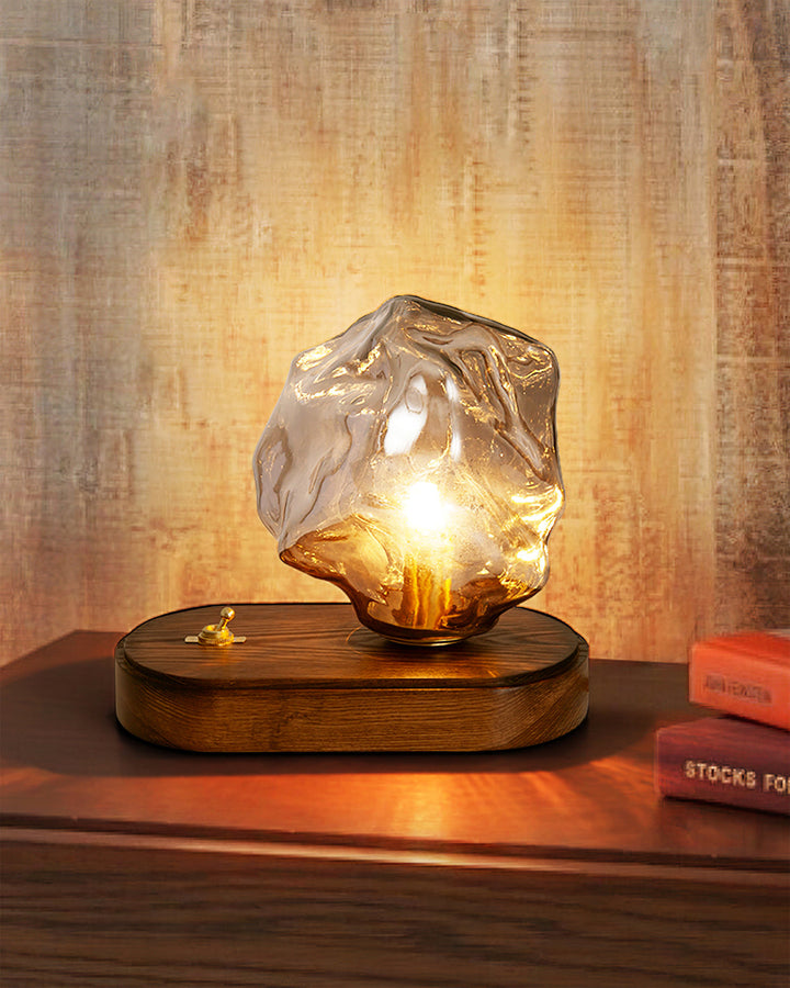 Skanto | RusticLume – Amber Glass og Tre Bordlampe