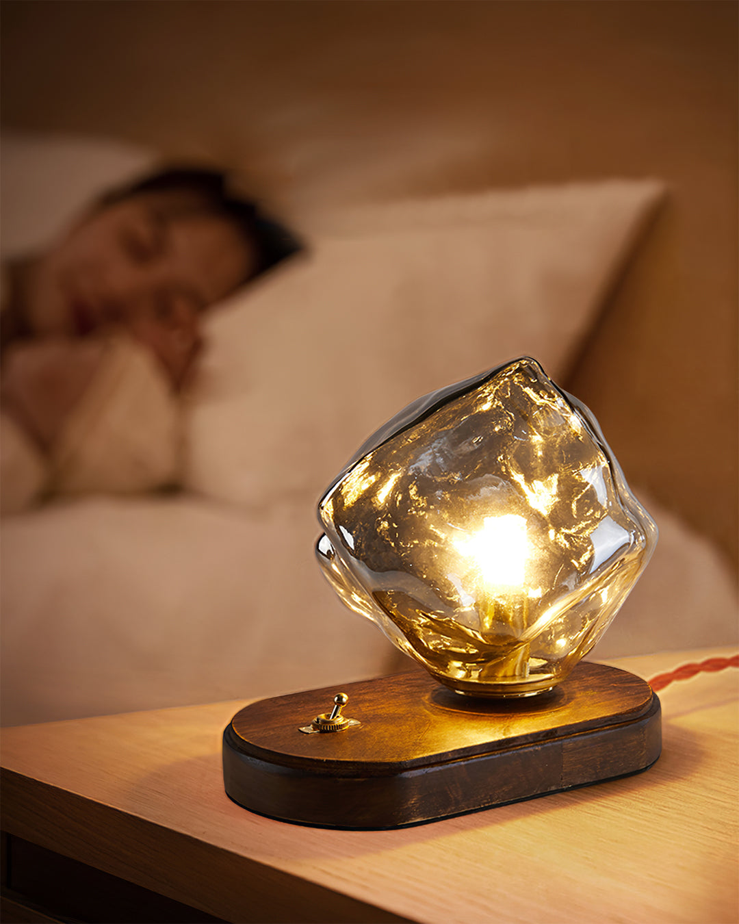 Skanto | RusticLume – Amber Glass og Tre Bordlampe