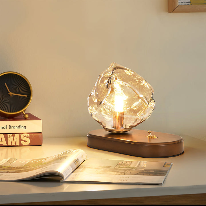 Skanto | RusticLume – Amber Glass og Tre Bordlampe