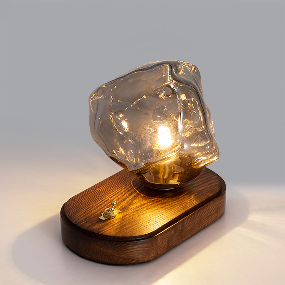 Skanto | RusticLume – Amber Glass og Tre Bordlampe
