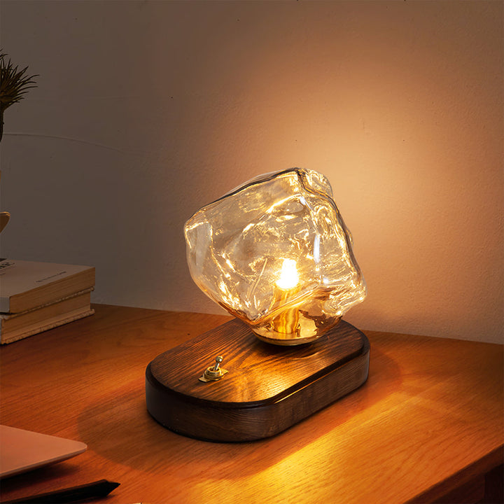 Skanto | RusticLume – Amber Glass og Tre Bordlampe