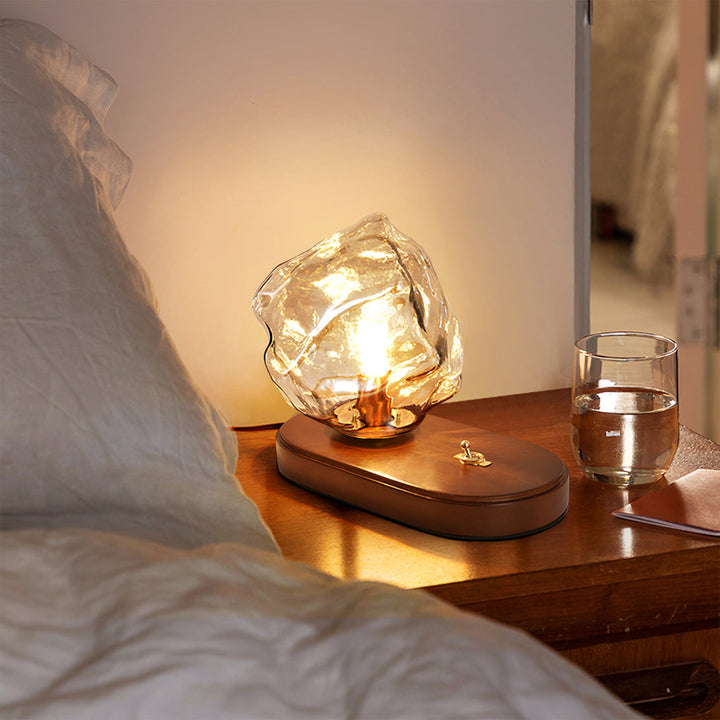 Skanto | RusticLume – Amber Glass og Tre Bordlampe