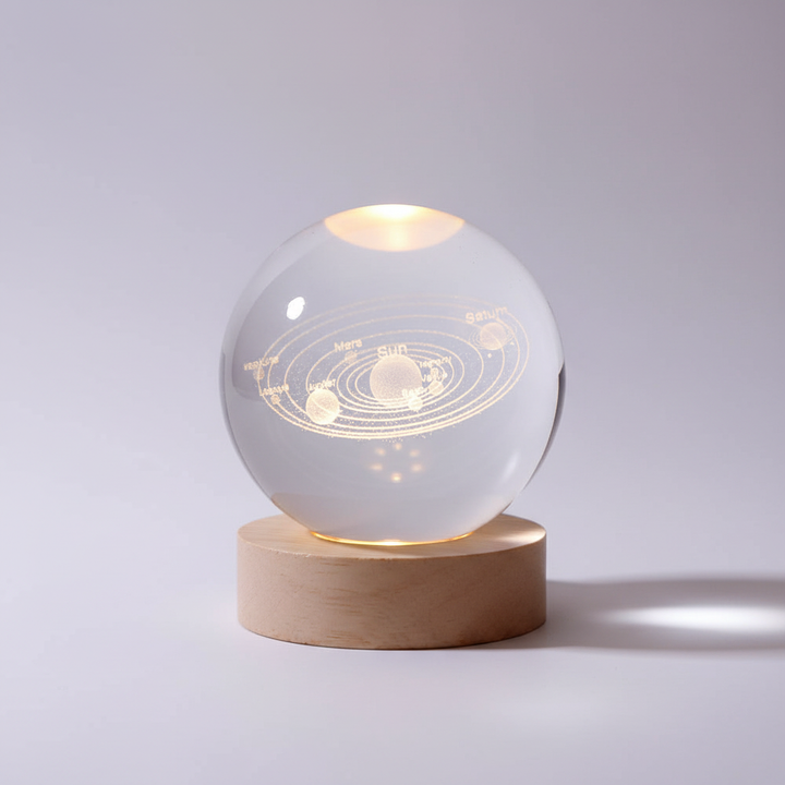 Skanto | AstroGlobe 3D Lampe – Sferisk Tre Bordlampe med Varme LED Lys og Planet Design