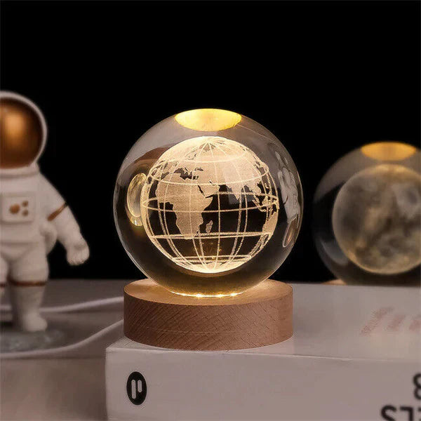 Skanto | AstroGlobe 3D Lampe – Sferisk Tre Bordlampe med Varme LED Lys og Planet Design