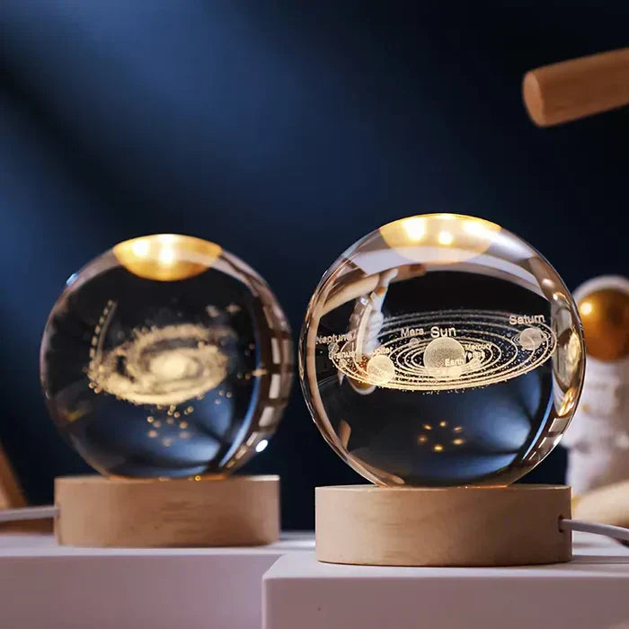 Skanto | AstroGlobe 3D Lampe – Sferisk Tre Bordlampe med Varme LED Lys og Planet Design