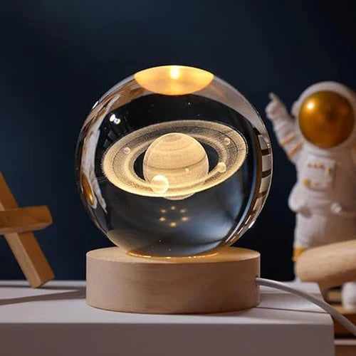 Skanto | AstroGlobe 3D Lampe – Sferisk Tre Bordlampe med Varme LED Lys og Planet Design