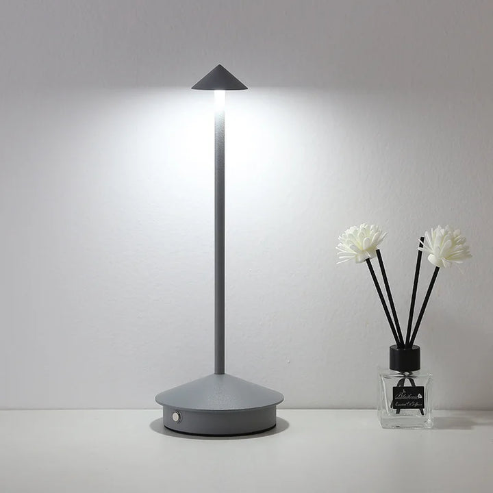 Moderne LED bordlampe med berøringssensor – Dimbar, trådløs og minimalistisk design | Skanto