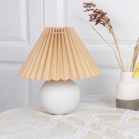 Skanto | Elegant Vintage Bordlampe med Foldbar Lampeskjerm