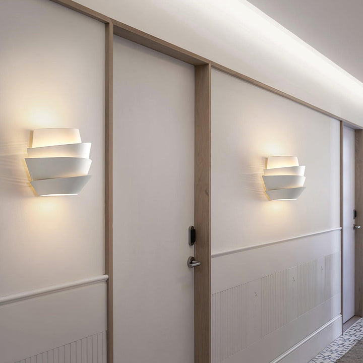 Skanto | SoleilGlow – Fransk sollysinspirert vegglampe for strålende rom