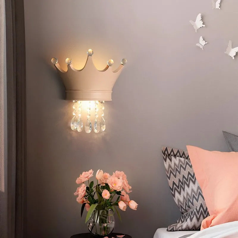 Crown Vegglys med Krystaller – Elegant LED Lampe for Barnerom & Prinsesse Dekor