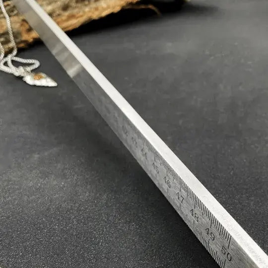Linjal laget av herdet stål – brukes som nødverktøy