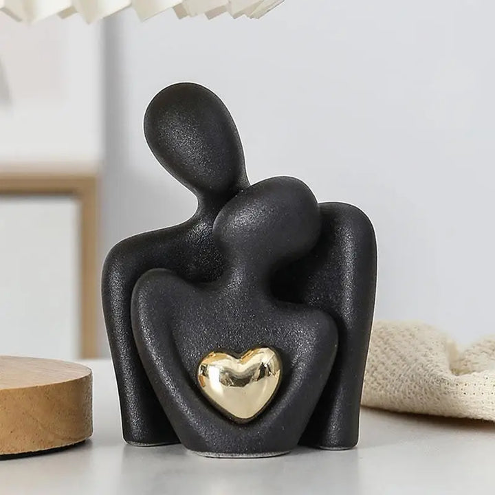 Skanto | Lovers Skulptur Minimalistisk Nordisk Abstrakt Keramisk Figur Kunst Med Gyldent Hjerte Akcent