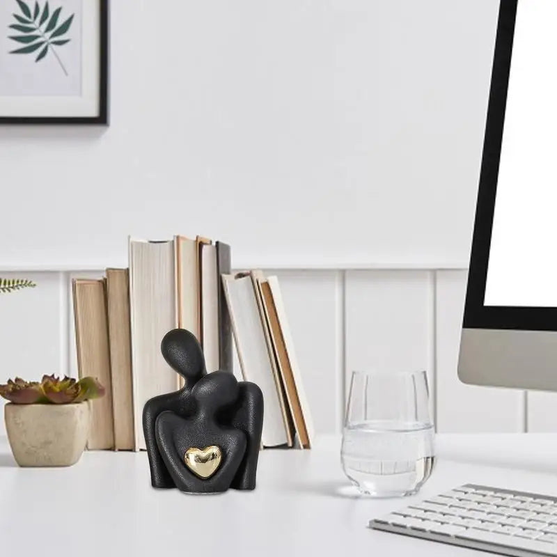 Skanto | Lovers Skulptur Minimalistisk Nordisk Abstrakt Keramisk Figur Kunst Med Gyldent Hjerte Akcent