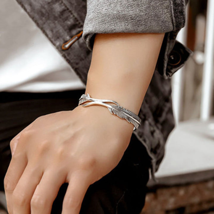 Elegant Justerbar Armbånd med Fengslende Sølv Fjær Skanto