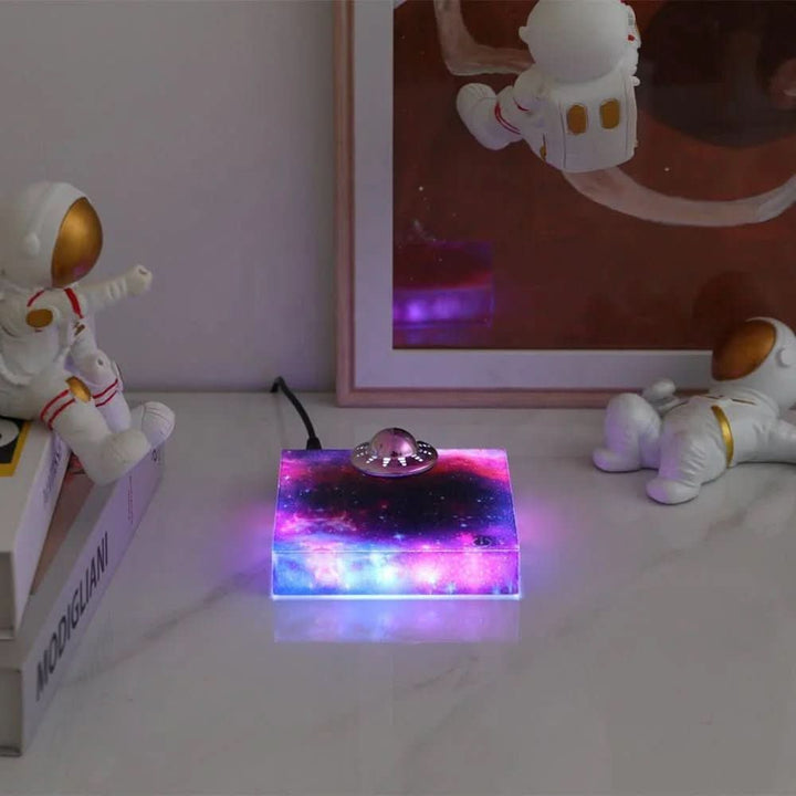 Skanto | Magnetisk LED Nattlys med Flytende Romskip Design