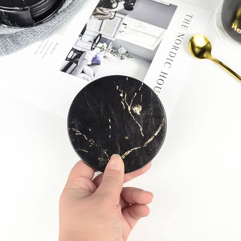 Skanto | Kystlinje Vegansk Skinn Coaster Sett | Marmorutseende | Stilfull Beskyttelse for Overflater