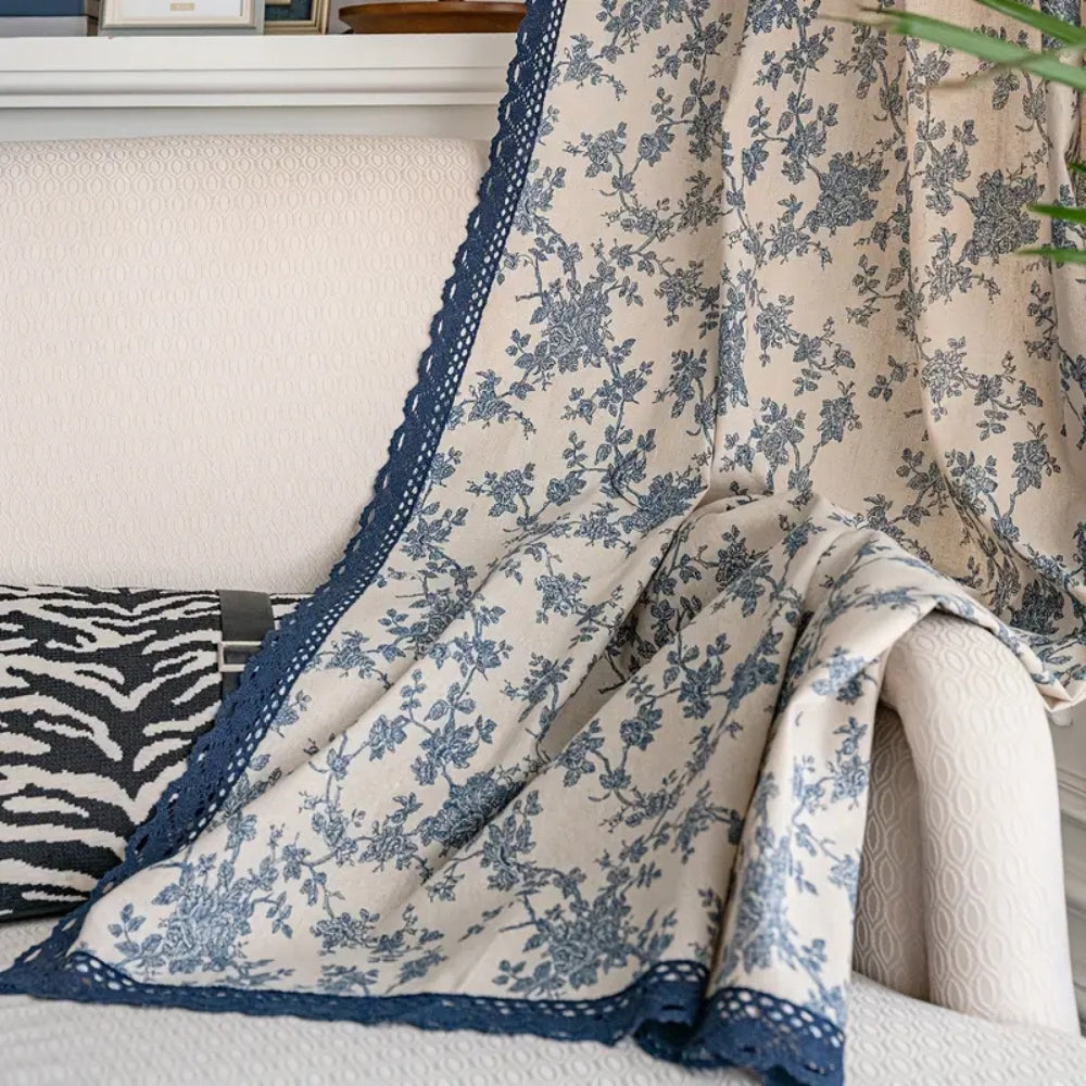 Skanto | Maribelle Blomstrete Gardin med Blondekant