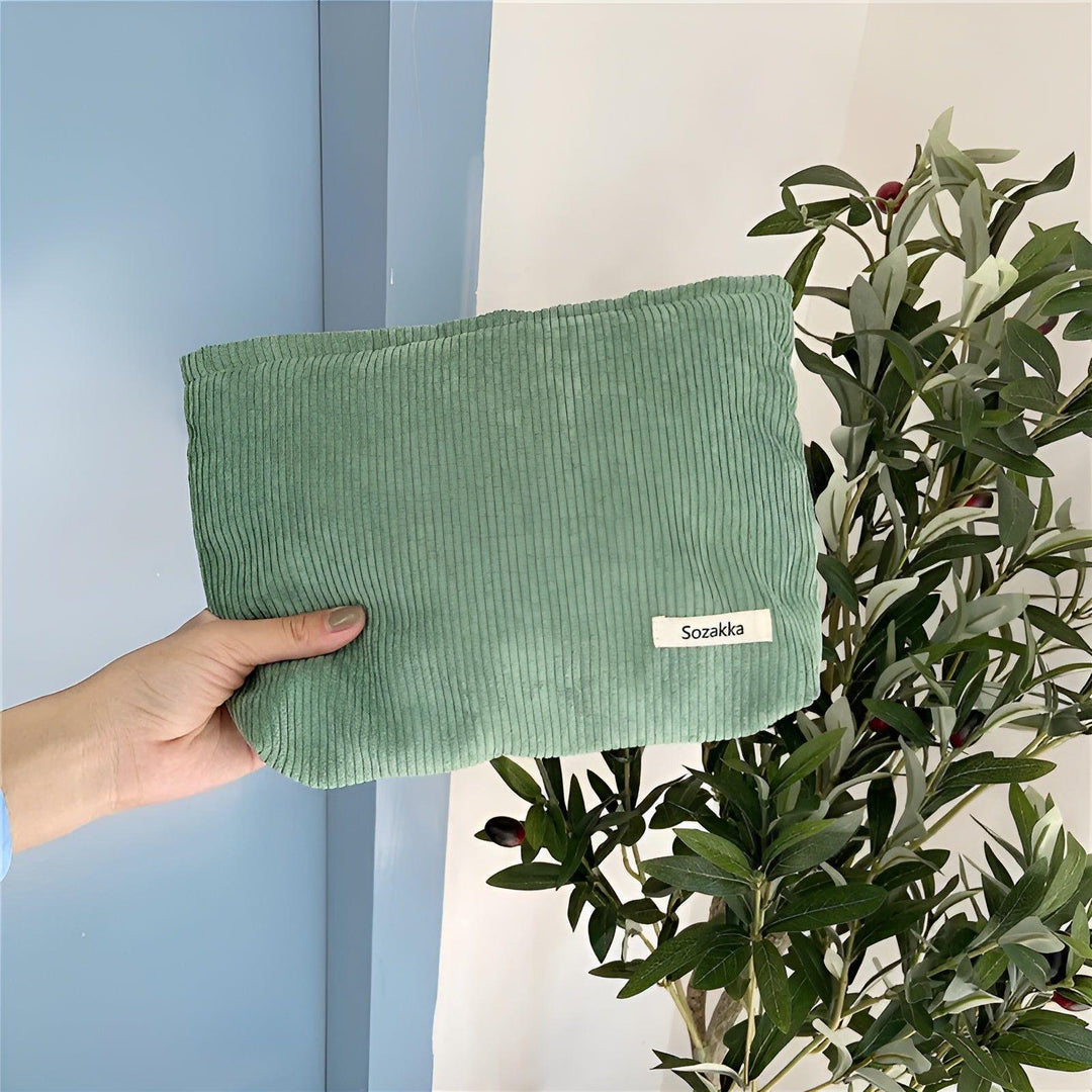 CorduroyGlam Bag – Romslig sminkepung laget av kordfløyel